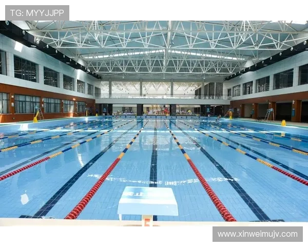 拉菲尼亚训练完顺手给家里泳池换水，这日子谁顶得住啊